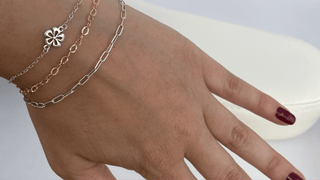 Permanent bracelet with flower charm